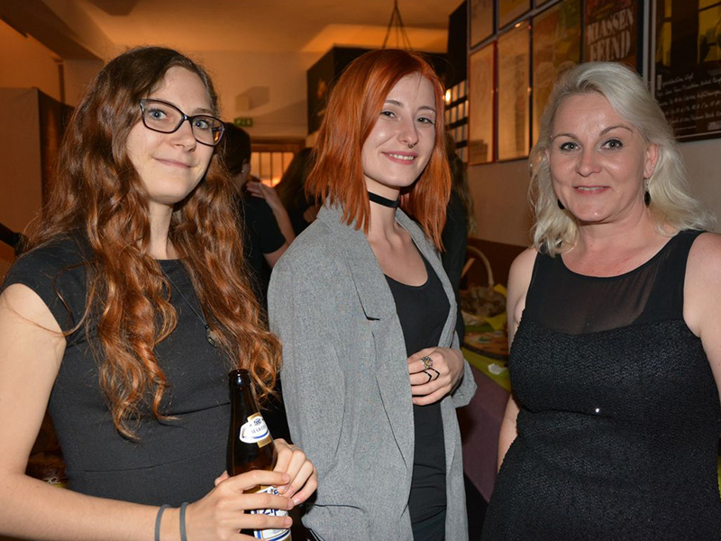 Gut gelaunt bei der Premierenfeier: Bühnenmitglieder Carmen Bichler, Nadine Hafner und Kathrin Puchwald.