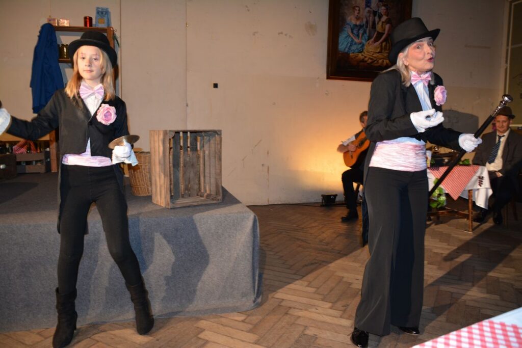 Mit dem Couplet „Hereinspaziert“, vorgetragen von Susanne Vikoler (links) und Emma Heiss, wird das Publikum vom Heurigentisch ins Theater geholt…